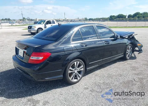 2014 Mercedes-Benz C 250 Luxury/Sport z USA, uszkodzony, nr VIN WDDGF4HB1ER306501